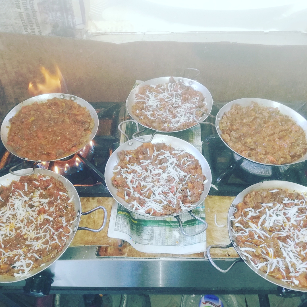 Üstgeçit Izgara Saçtava Döner Salonu mekanı
