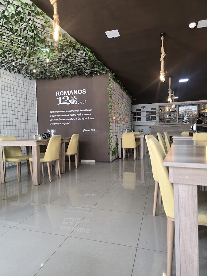 Ambiente de cena en el comedor de Romanos 122