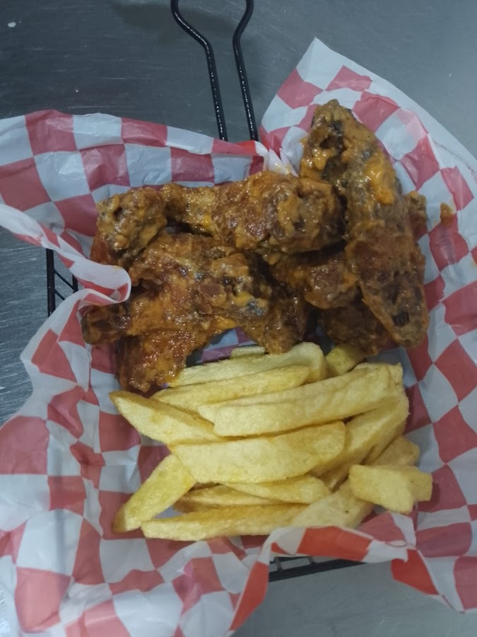 Plato estrella en Romanos 122 emplatado en mesa de madera