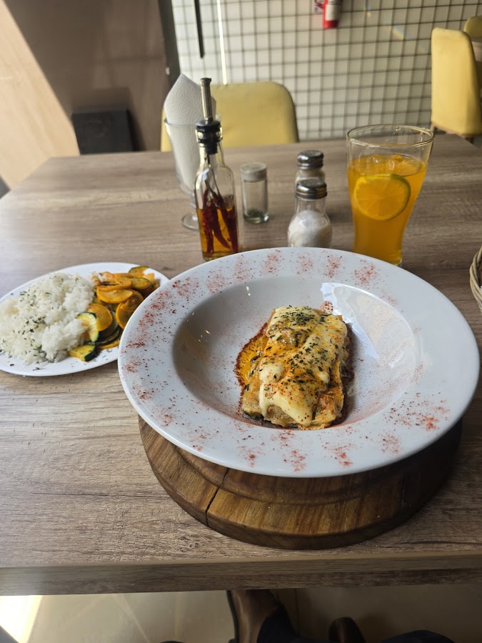 Interior cálido y platos de la mesa en Romanos 122 Quito