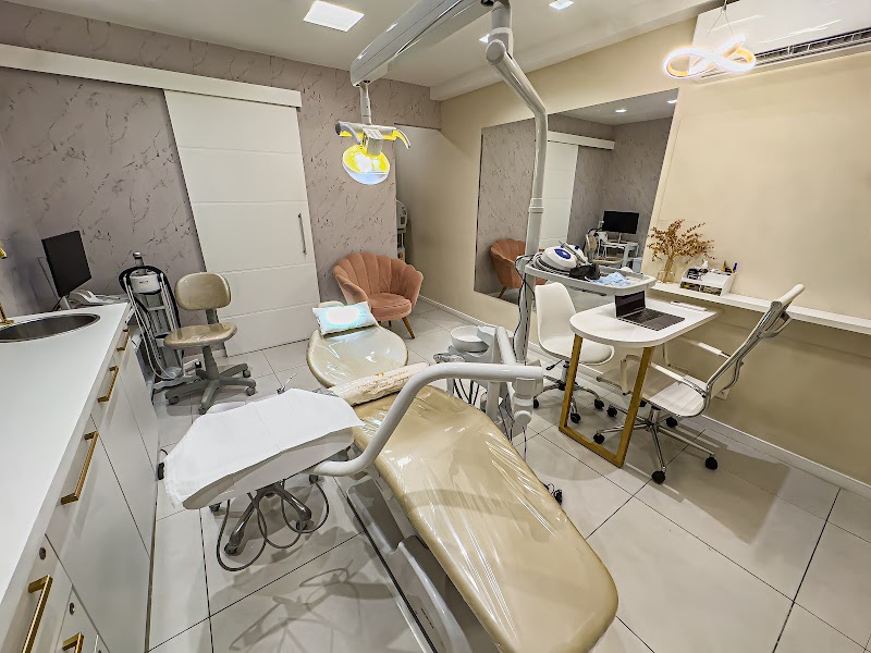 Dentista Dra. Samantha Rodrigues | Especialista em Implantes e Próteses Dentárias Clínica de Referência - foto 1