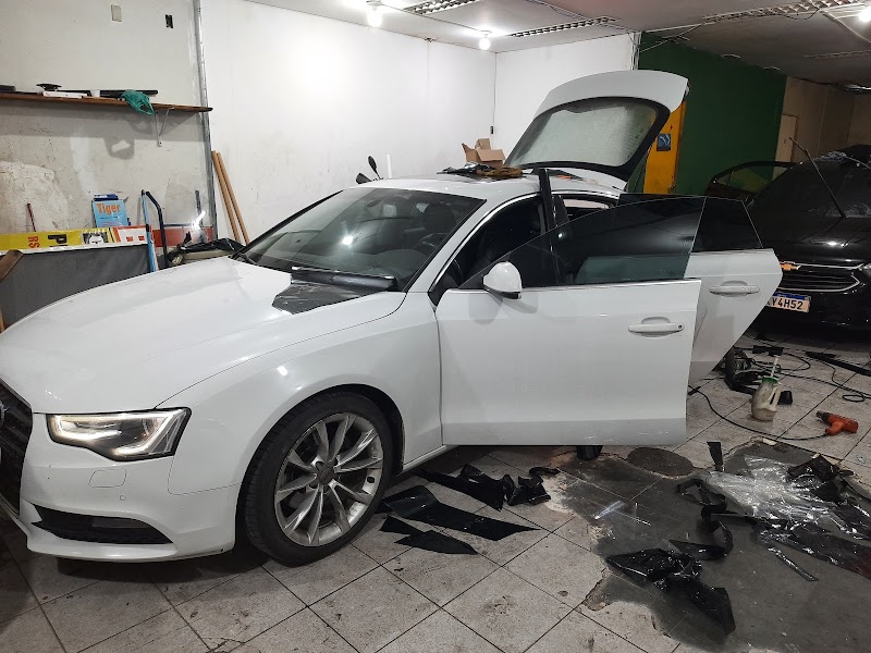 Foto de auto elétrico e socorro mecânico bateria light som