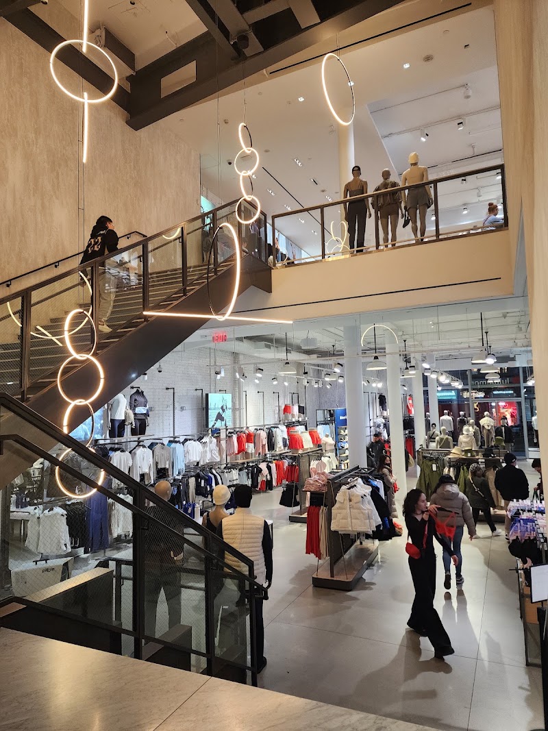 lululemon photo 3