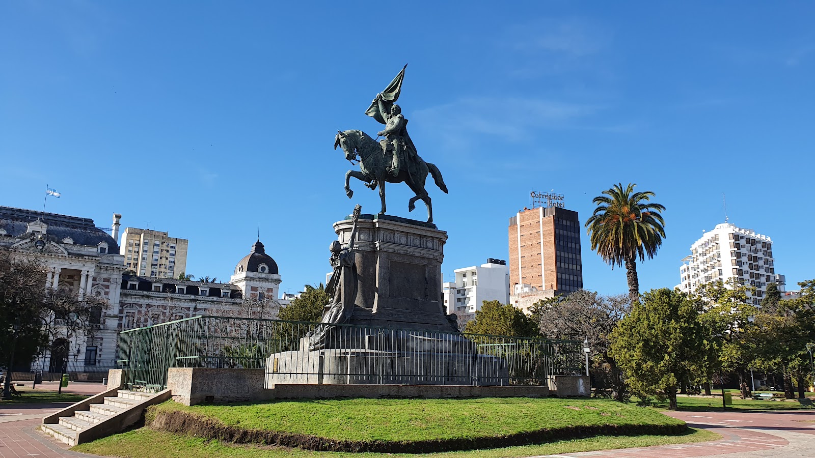 Plaza San Martín (adentro, lado 6 y 51)