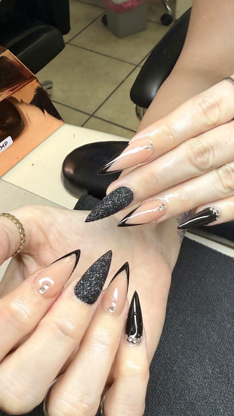 Golden Nails - Business Location