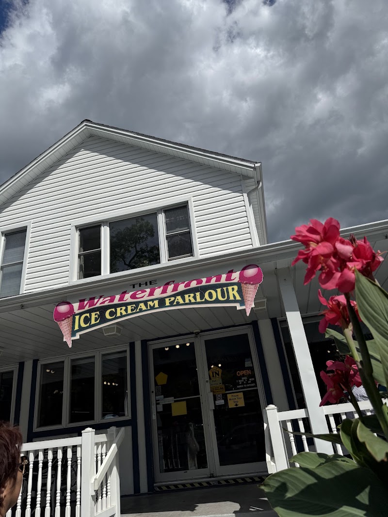 Waterfront Ice Cream & Frozen Yogurt photo 3