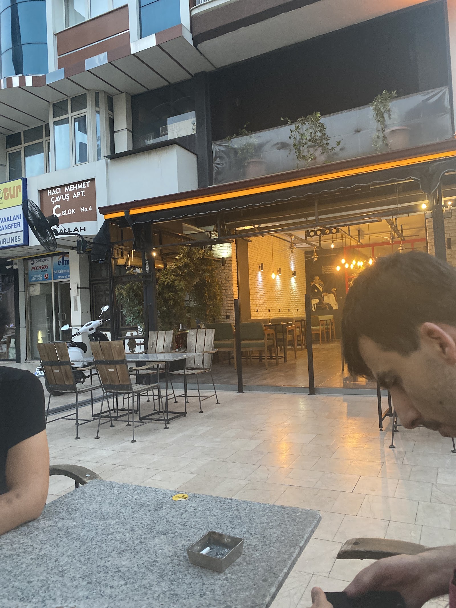 Cadde Cafe mekanı