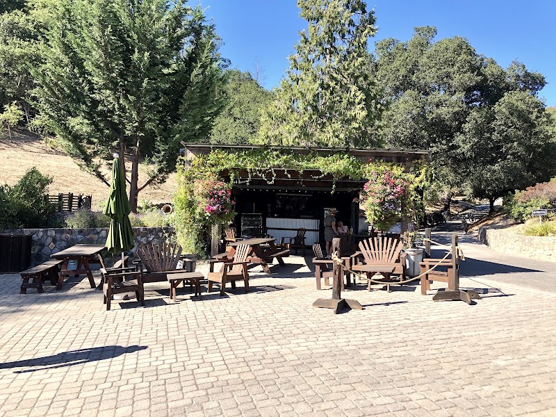 Picturesque grounds with rolling hills and tasting tables