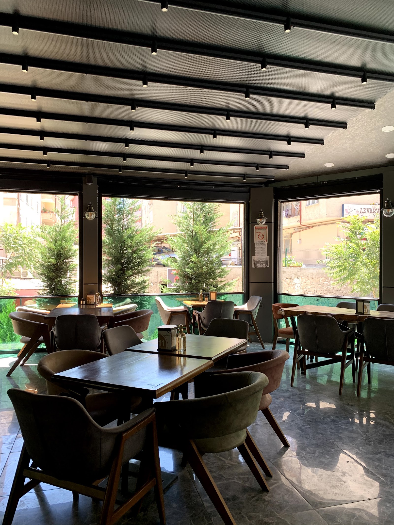 Kahverengi Cafe & Bistro mekanı