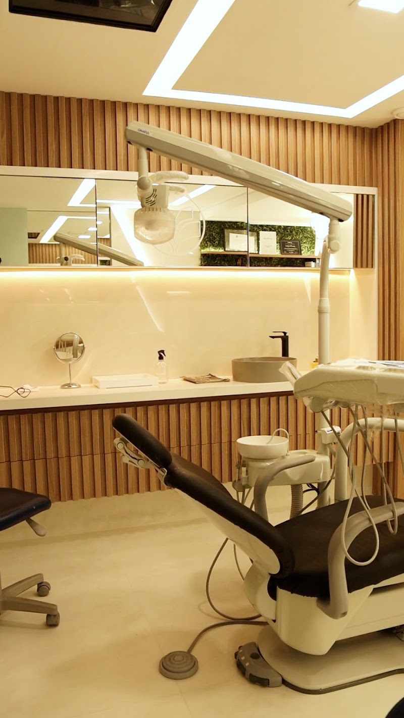 Clínica D’Leon by Lucas Firmino | Lentes de pocelana e Implantes - foto 5