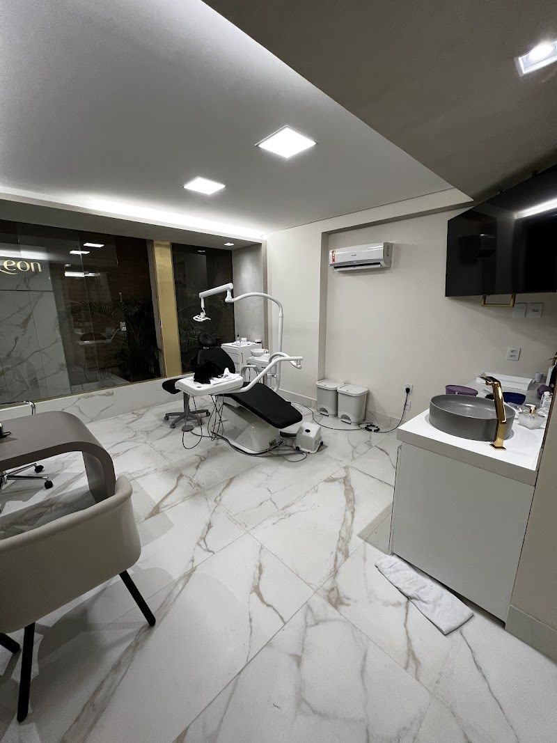 Clínica D’Leon by Lucas Firmino | Lentes de pocelana e Implantes - foto 2