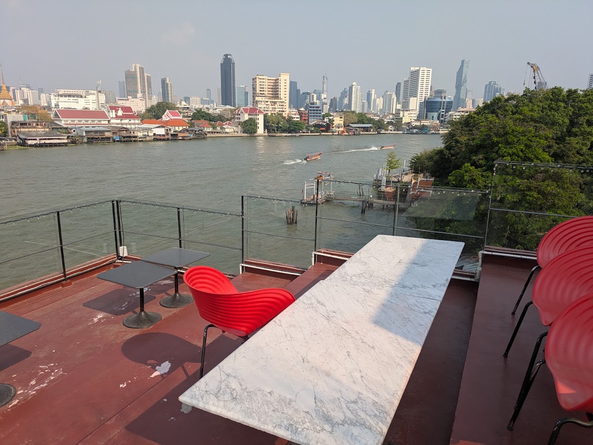Amdaeng Bangkok riverside hotel