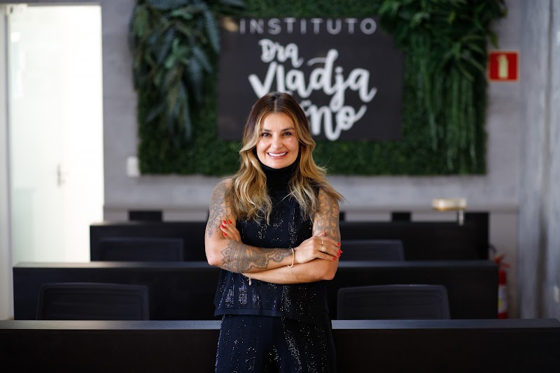 Dra. Vladja Torno | Facetas em Resina Composta em Curitiba