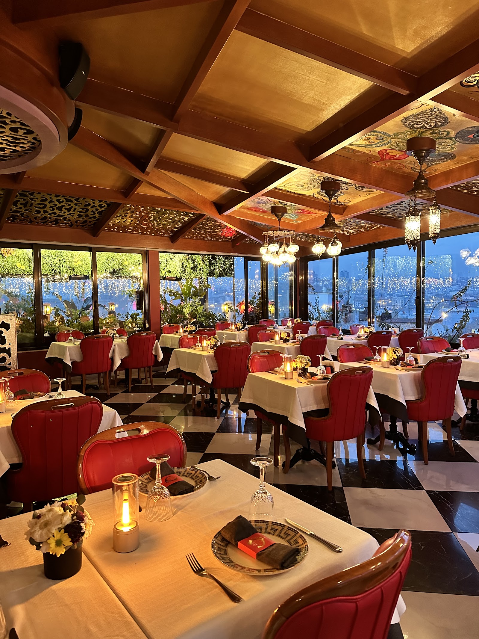 Roof Mezze 360 Restaurant mekanı