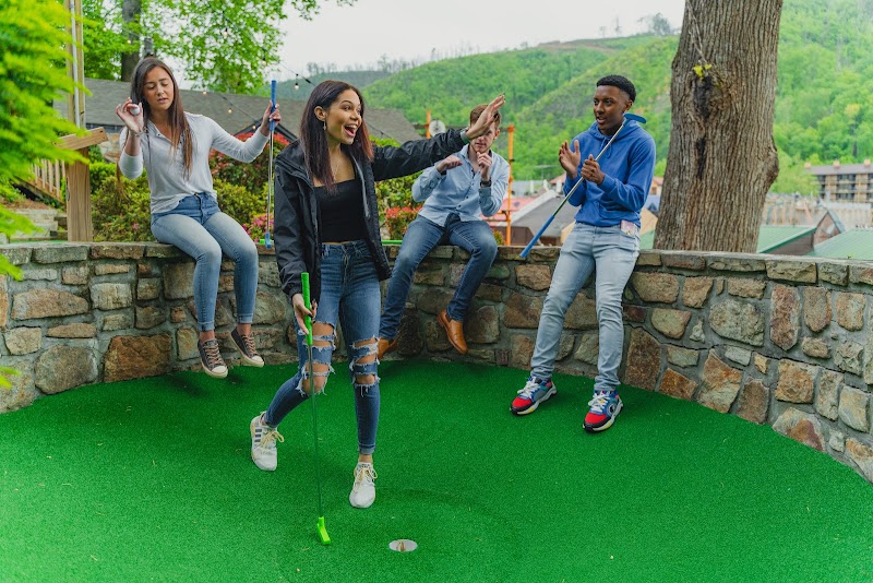 Gatlin’s Mini Golf banner