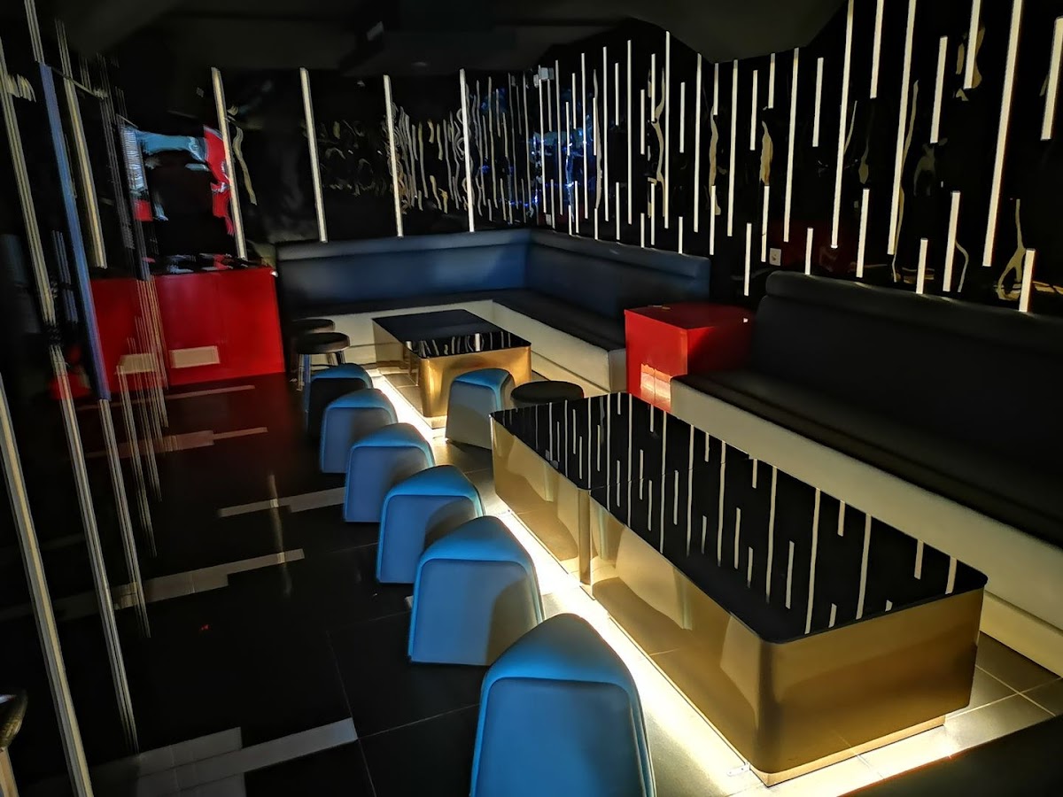 K-One, Bar & Box Karaoké, vue extérieure