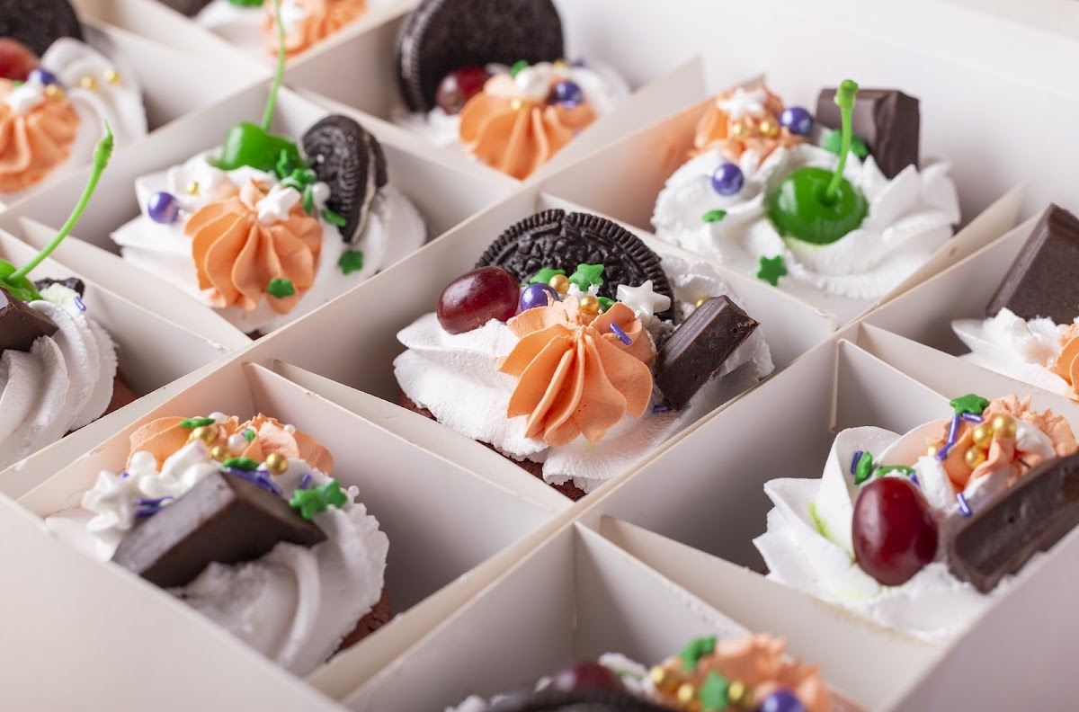 DEL’S CAKES & MORE