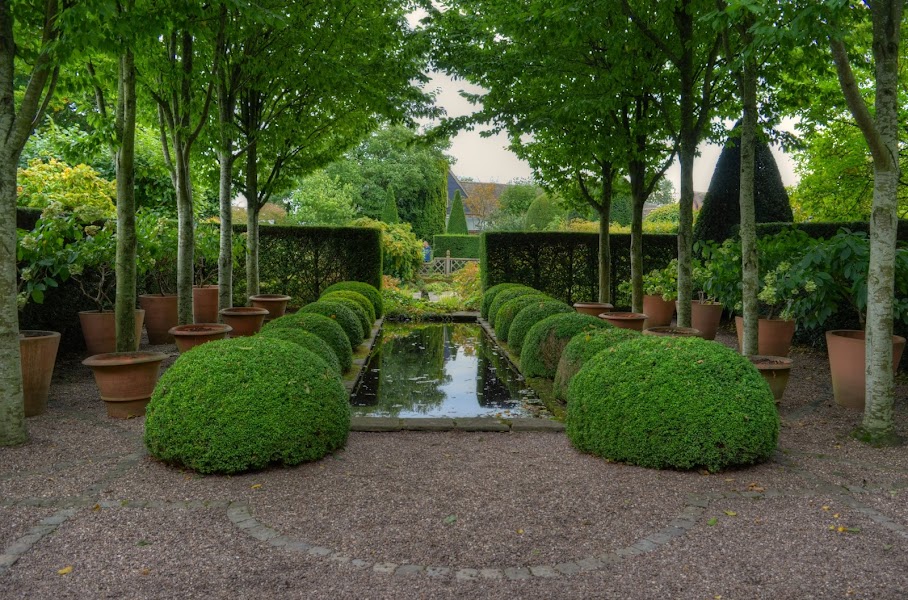 Wollerton Old Hall Garden
