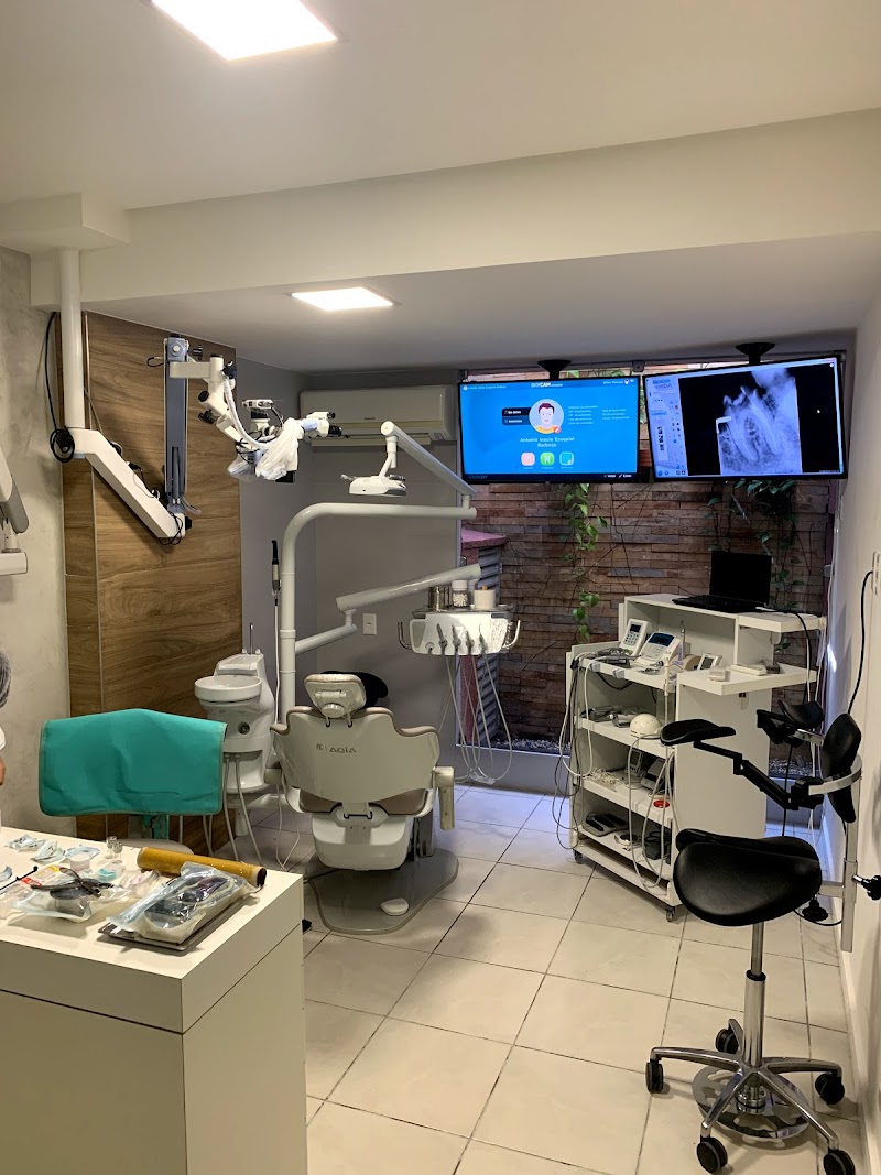 Vivacqua - Endodontia Avançada | Microscopia Operatória | Odontologia