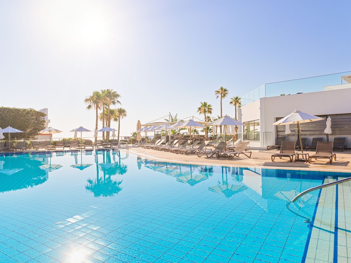 Leonardo Crystal Cove Hotel & Spa by the Sea, dog-friendly hotel, photo 2