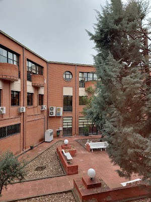 Residencia Centro de Mayores "USERA" — C. de Carmen Bruguera, 33, Usera, 28026 Madrid, España