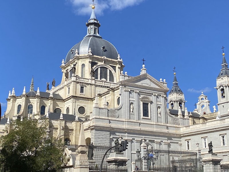 Catedral de Santa María la Real de la Almudena photo 1