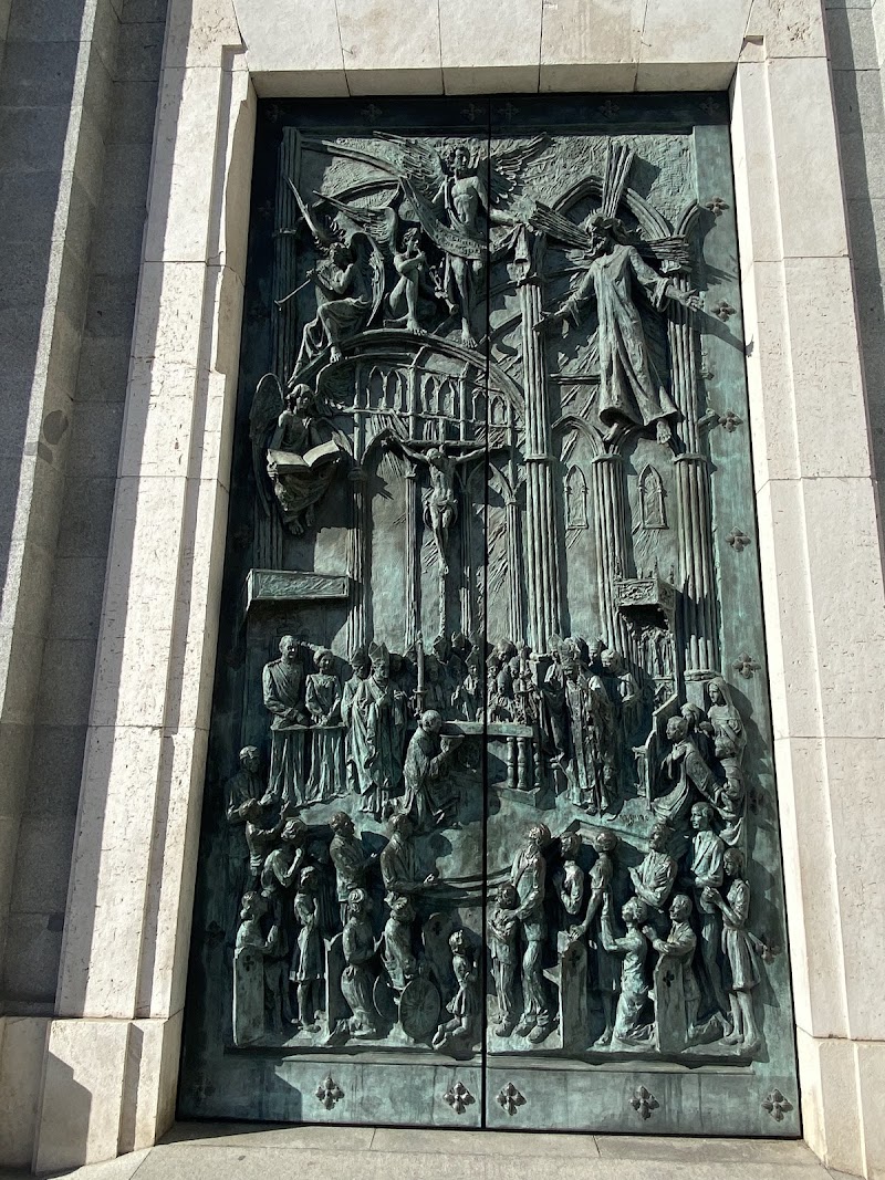 Catedral de Santa María la Real de la Almudena photo 5