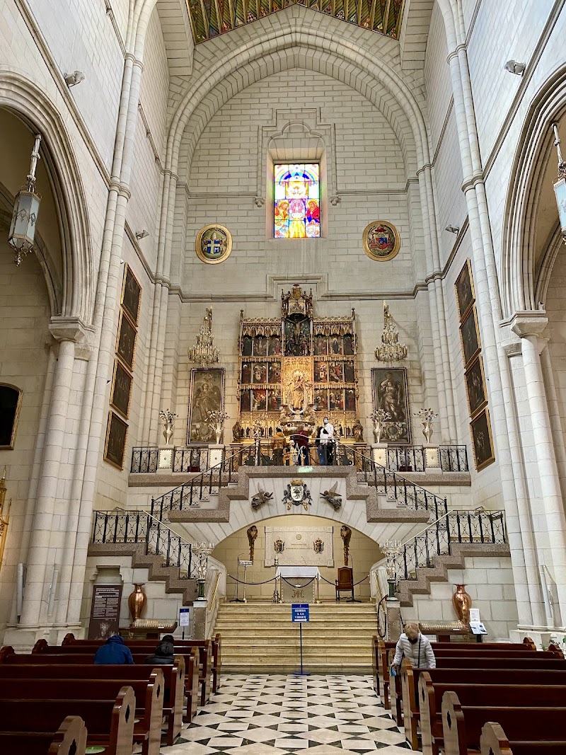 Catedral de Santa María la Real de la Almudena photo 3