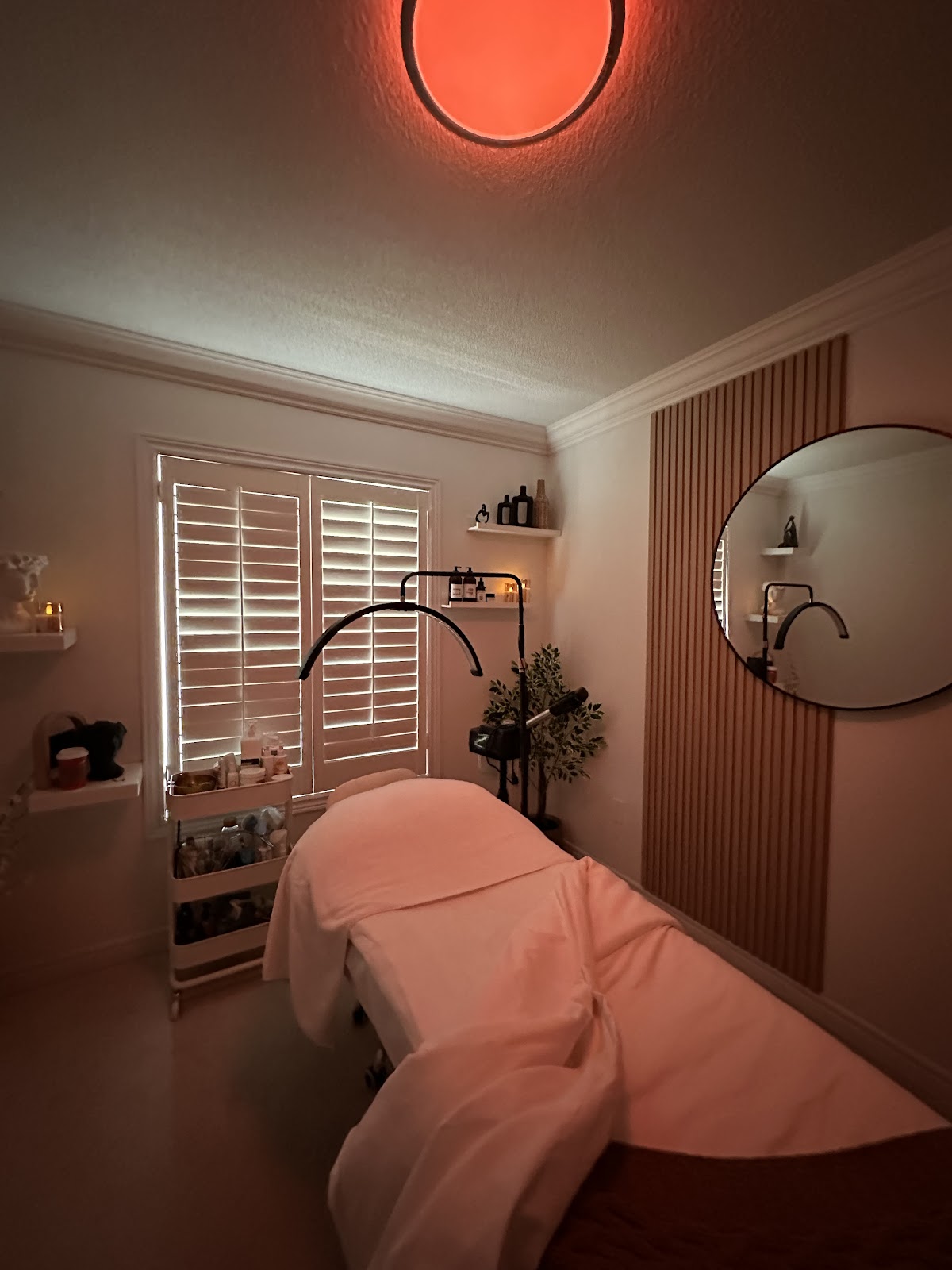 La Faccia Beauty Bar in 125 Burnhamthorpe Rd E, Oakville, ON L6H 3R4, Canada