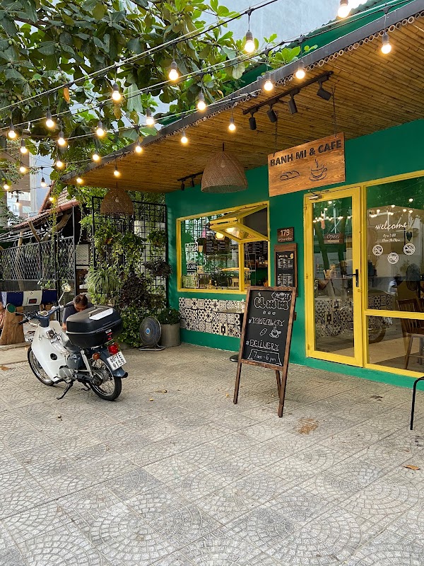 Ùmm Banh Mi & Cafe 1