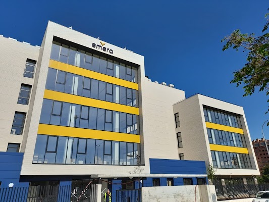 Residencia Residencia de Mayores Emera Carabanchel — C. Ventura Díaz Bernardo, 6, Carabanchel, 28054 Madrid, España