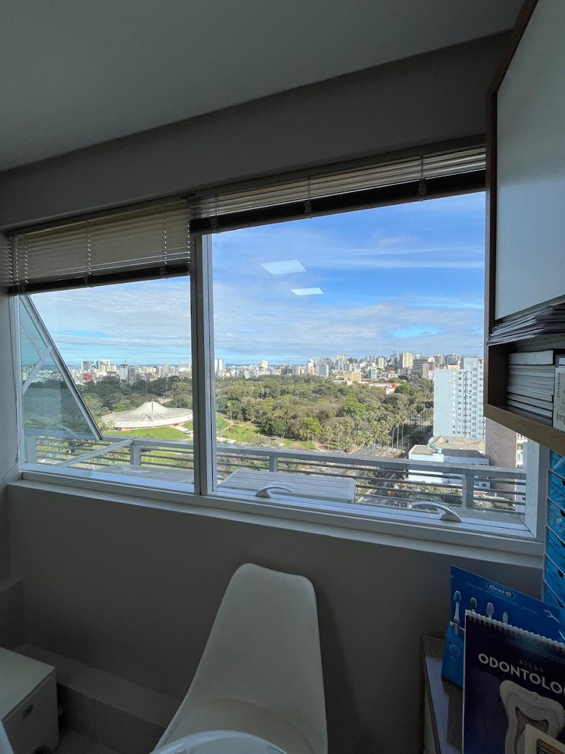 Dr. Alexandre Andrade & Dra. Júlia Abreu Dentista em Bom Fim I Implantes, Ortodontia e Clínico geral - foto 5