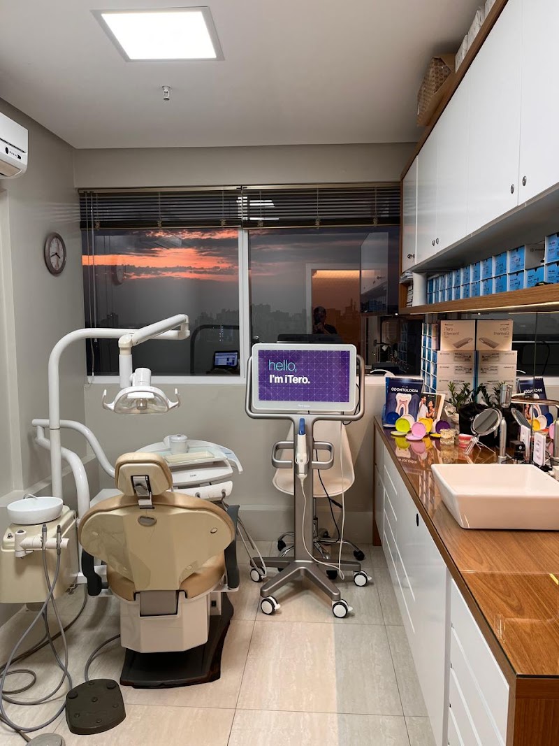 Dr. Alexandre Andrade & Dra. Júlia Abreu Dentista em Bom Fim I Implantes, Ortodontia e Clínico geral - foto 2