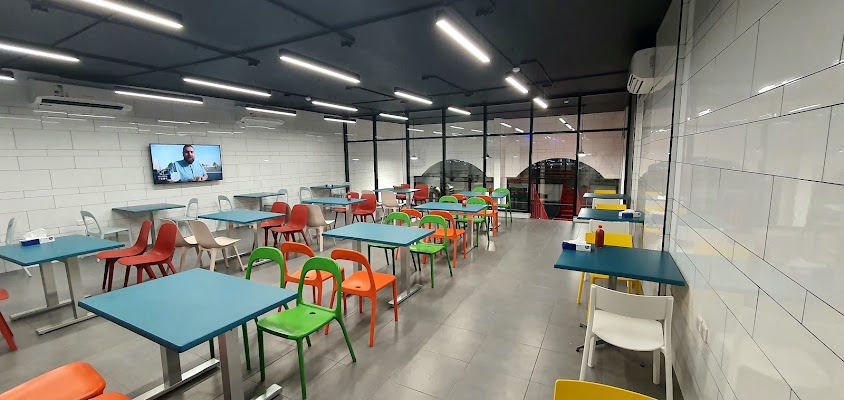 شاورما وعصيرات جزيرة شاكر