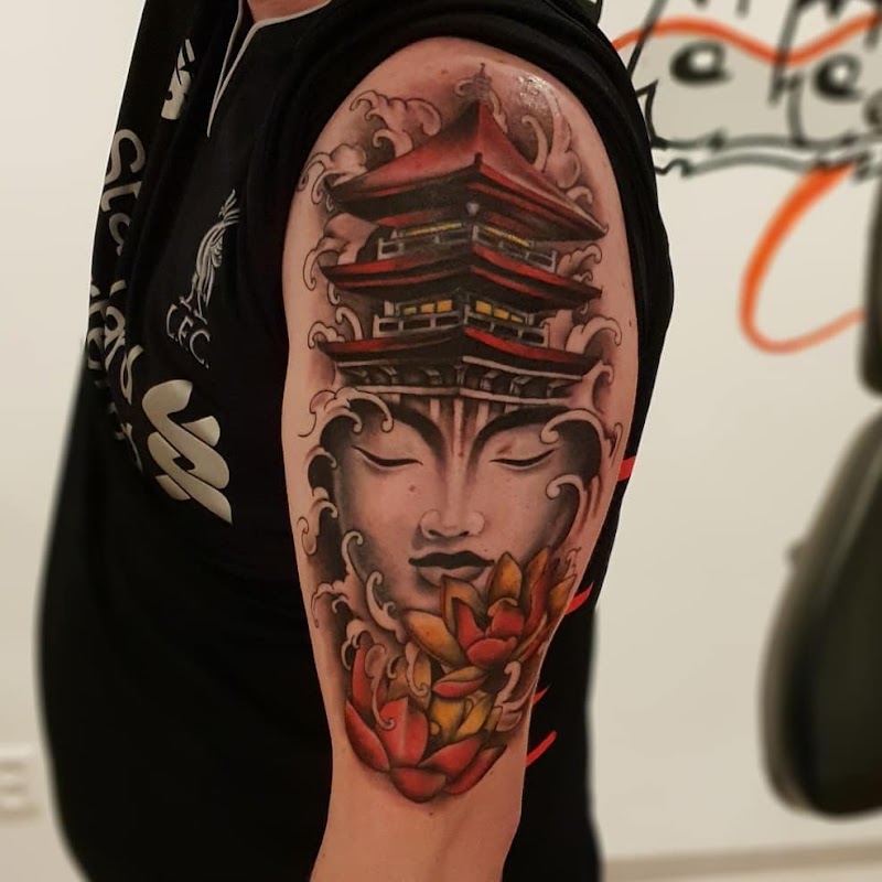 Japanse pagode, Boeddha gezicht en lotusbloemen op bovenarm.