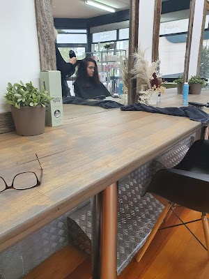 Jarni – Hairdressers of Distinction photo 2