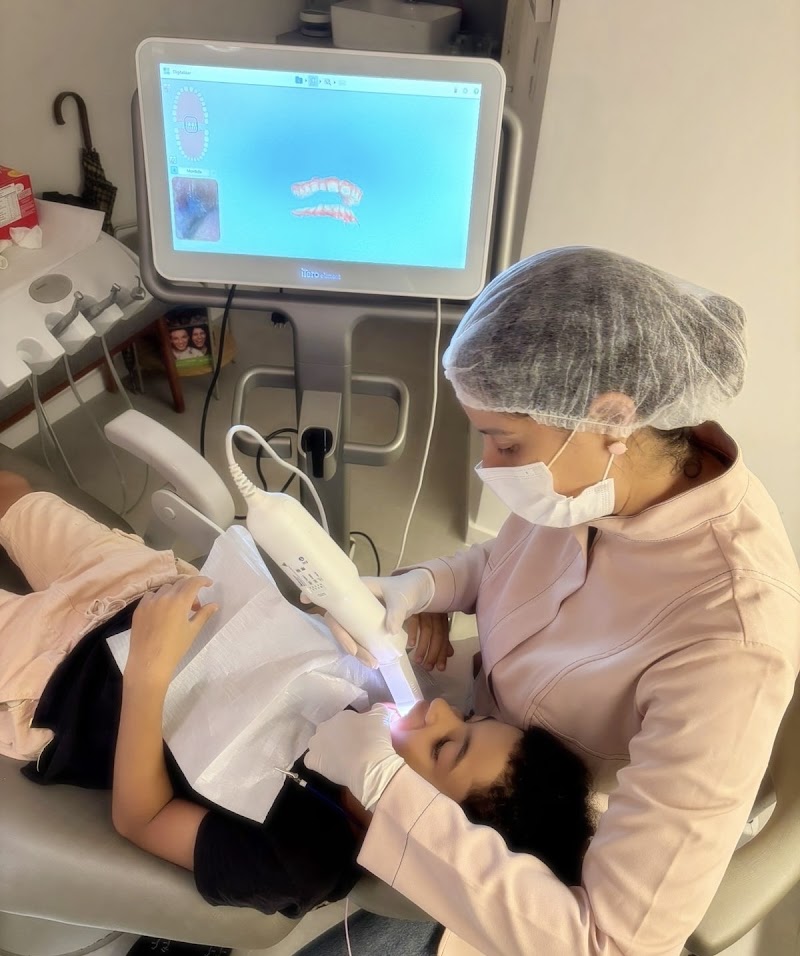 Dra Ivanise Cardoso - Ortodontia adultos e crianças | Invisalign Doctor - foto 3