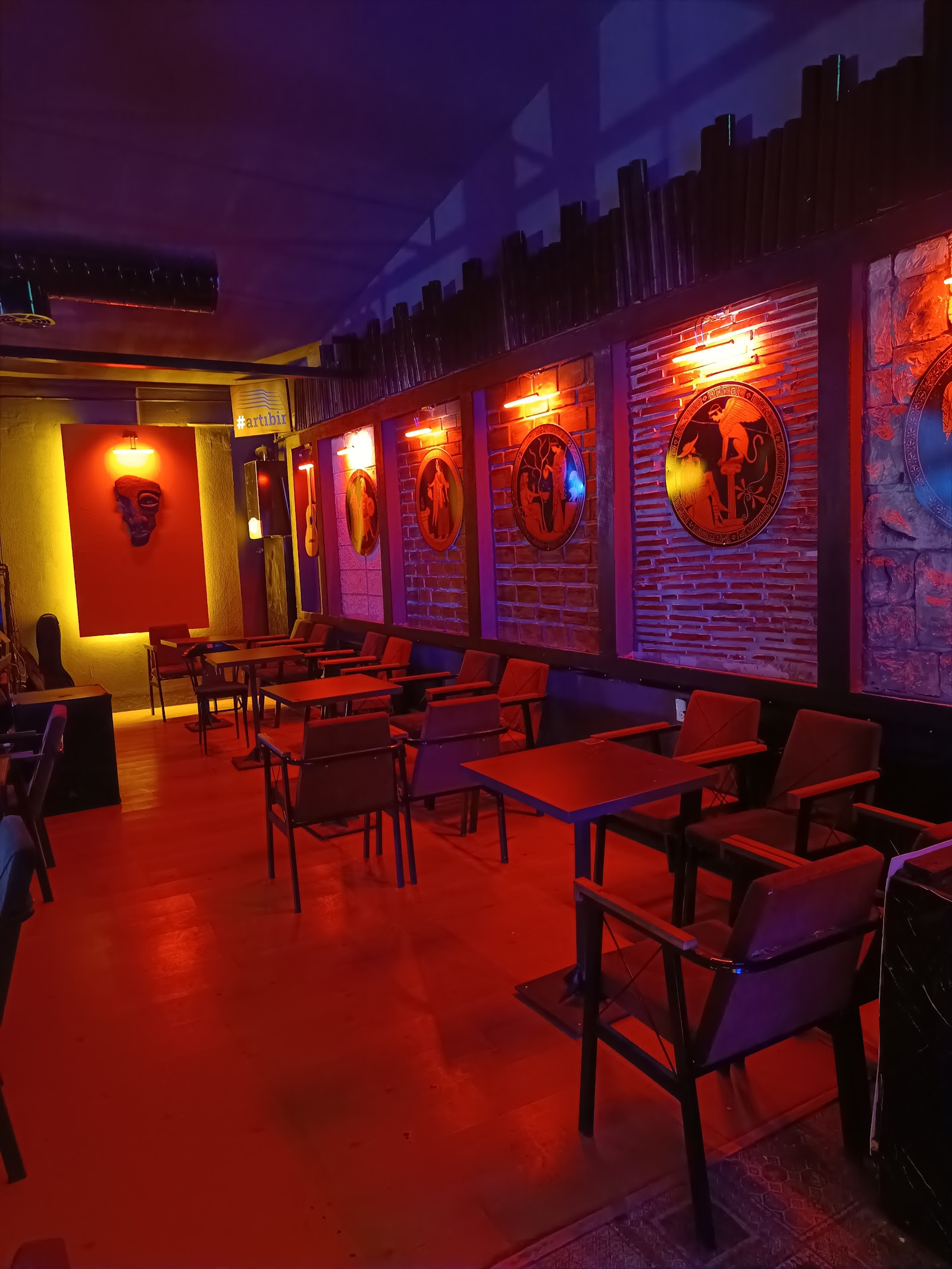 Leylan Bar & Performance Hall mekanı