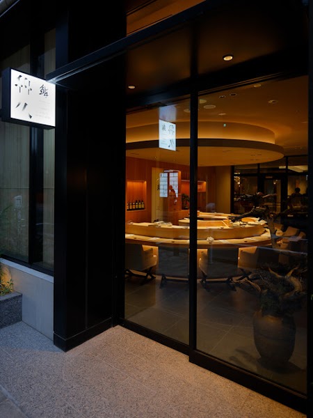 銀座 鮨 魯久の店内