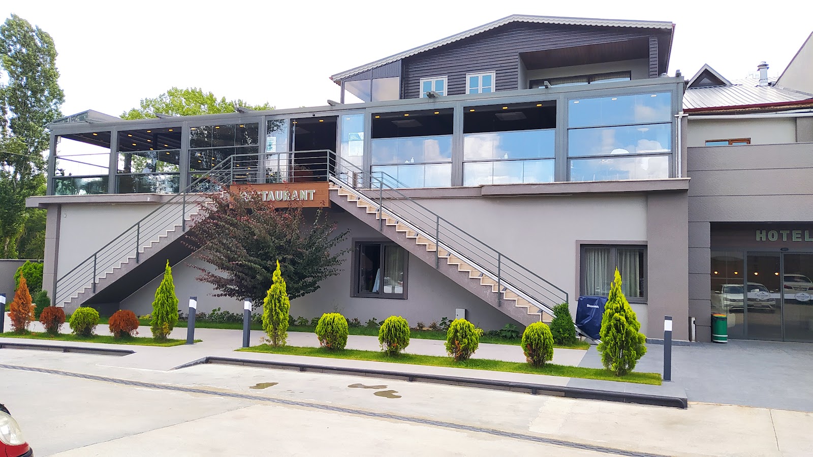 Riverside Otel ve Restaurant mekanı