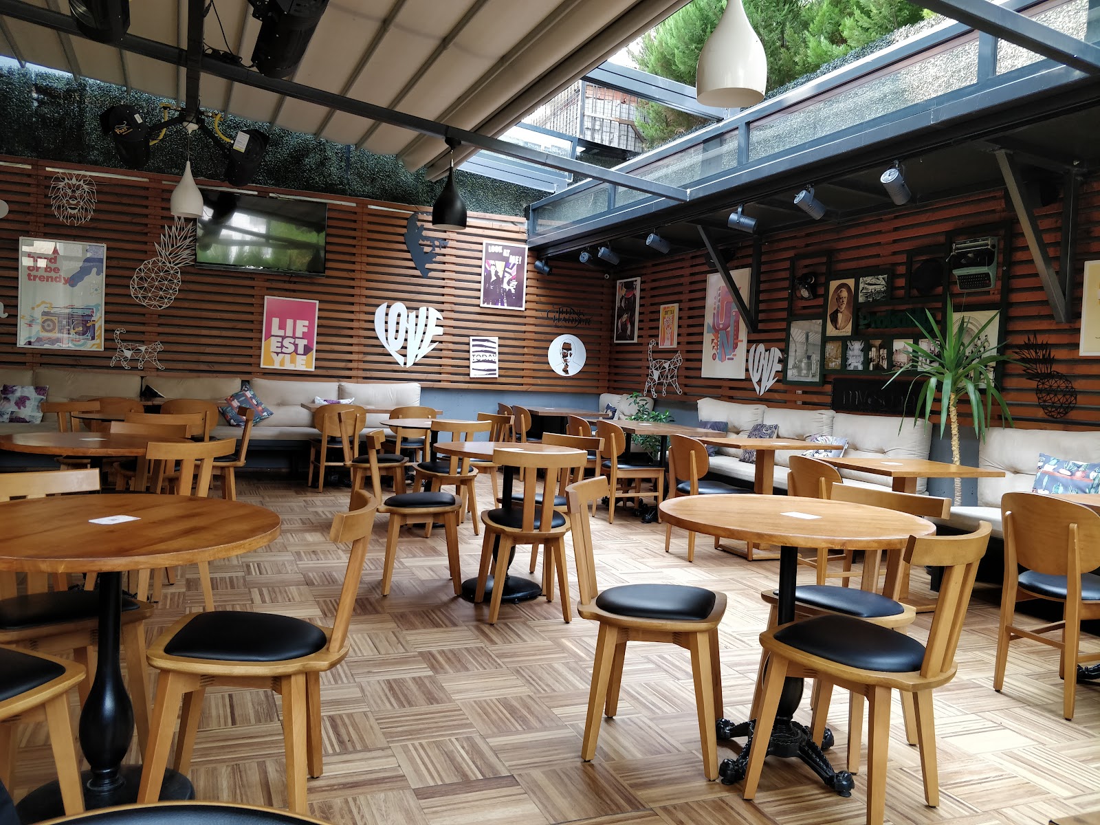 MySoho Lounge & Brasserie mekanı