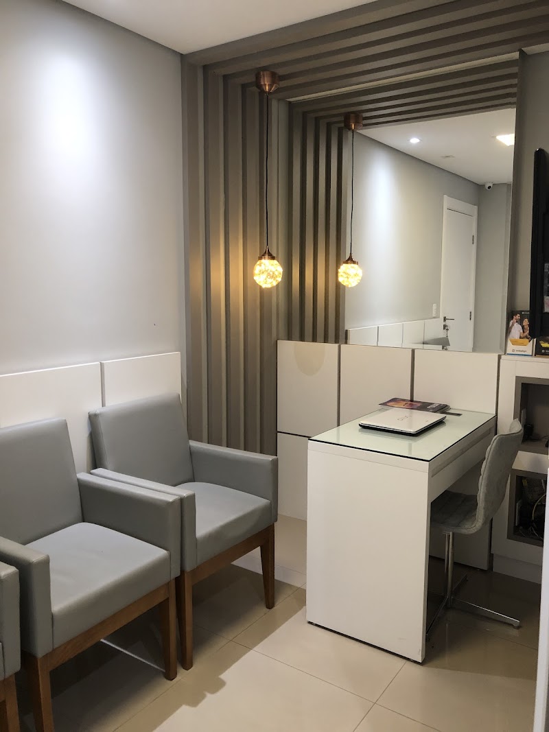 Dra. Cynthia Pimenta | Cirurgiã Dentista, Implantes Dentários e Clareamento Dental | Curitiba - foto 2