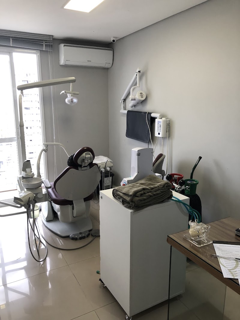 Dra. Cynthia Pimenta | Cirurgiã Dentista, Implantes Dentários e Clareamento Dental | Curitiba - foto 3