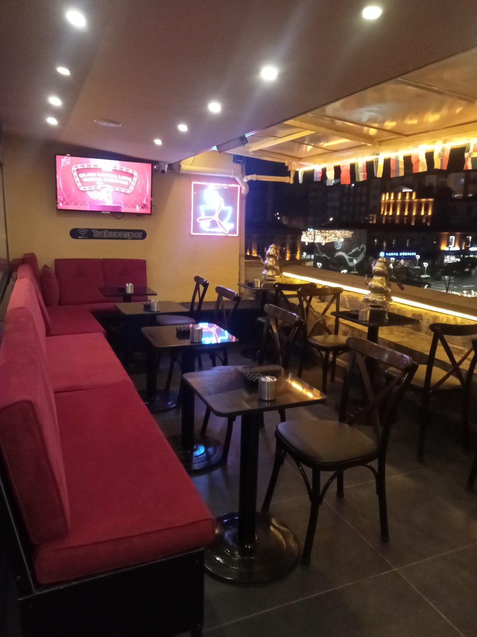 Cafe Kamikaze mekanı