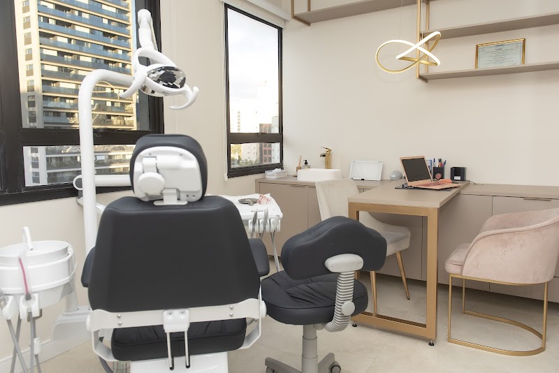 Clínica Dra. Tamires Stella - Checkup/ Limpeza/ Especialidades