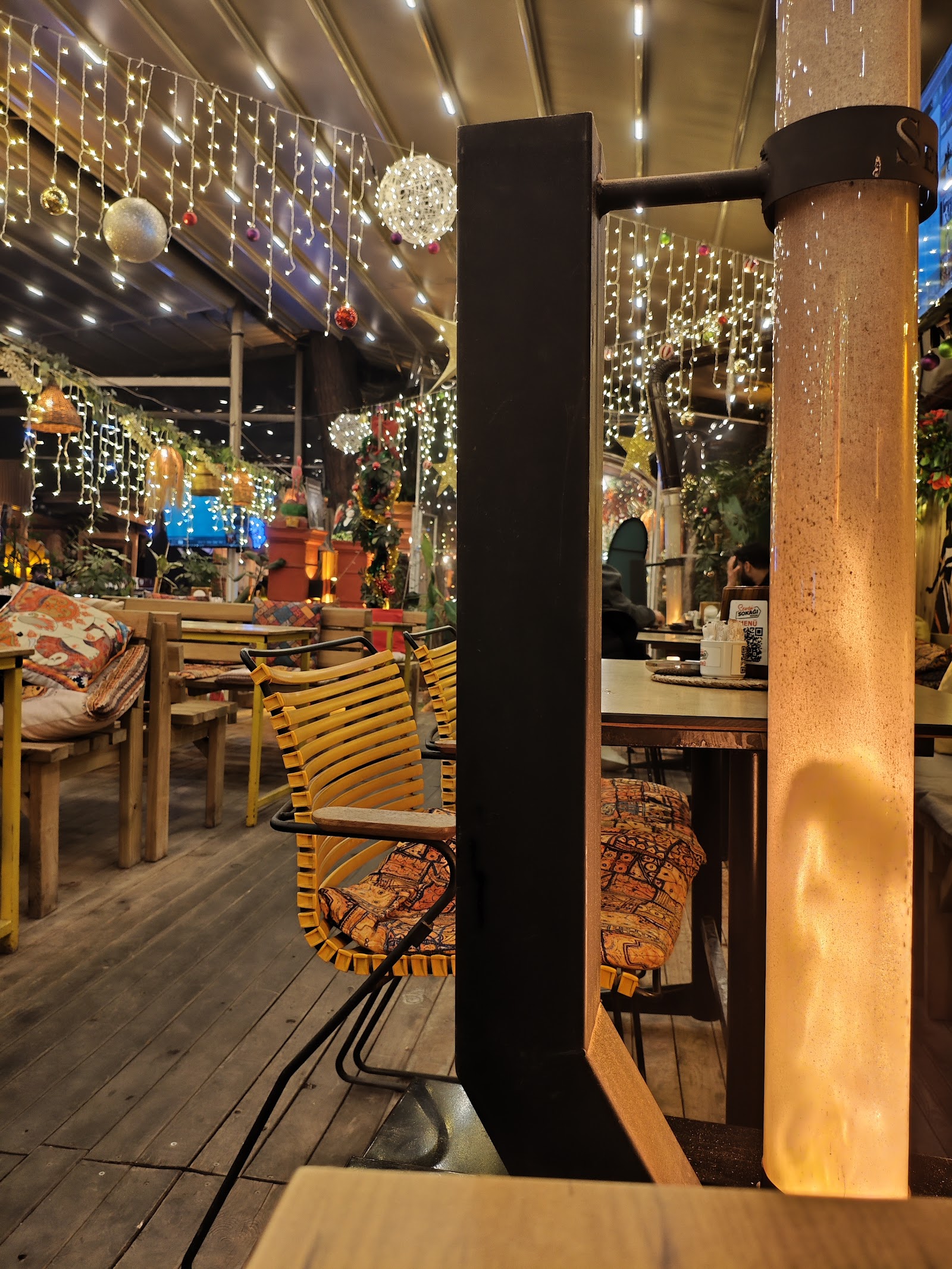 Yeni Eski Cafe Bar mekanı