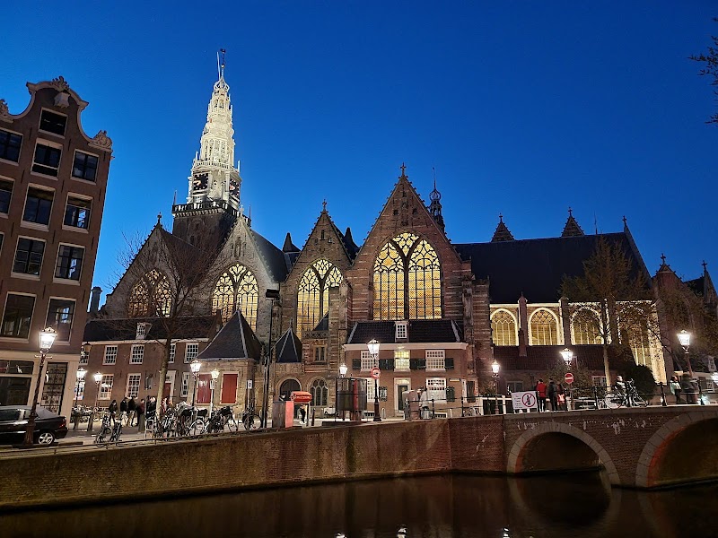 Oude Kerk, Oudekerksplein