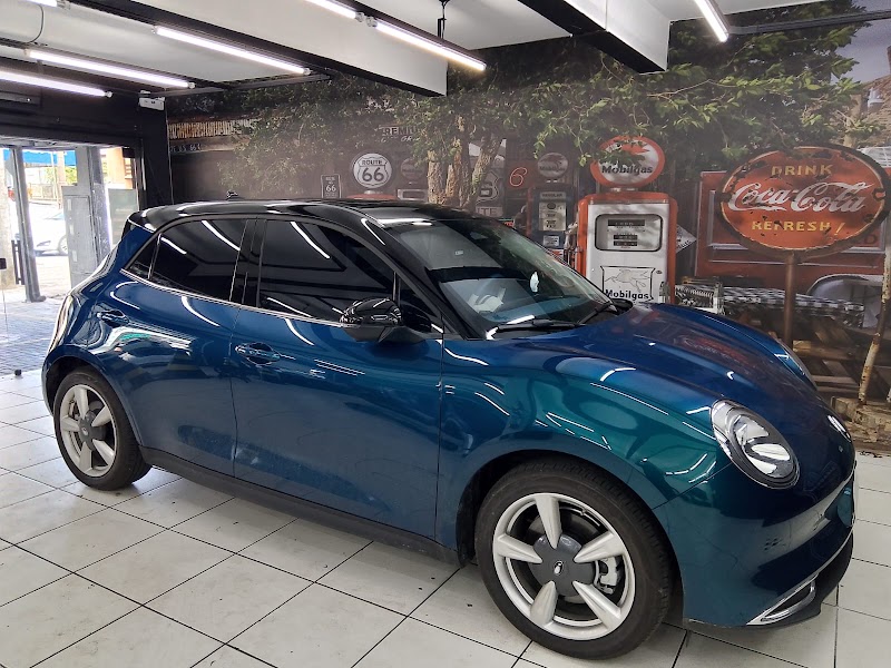 Foto de Garagem Premium | Películas Automotivas | Envelopamento de Eletrodomésticos | Envelopamento de veículos | PPF | Som | Alarme