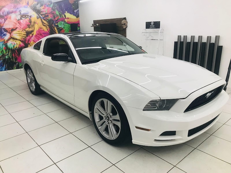 Foto de Garagem Premium | Películas Automotivas | Envelopamento de Eletrodomésticos | Envelopamento de veículos | PPF | Som | Alarme