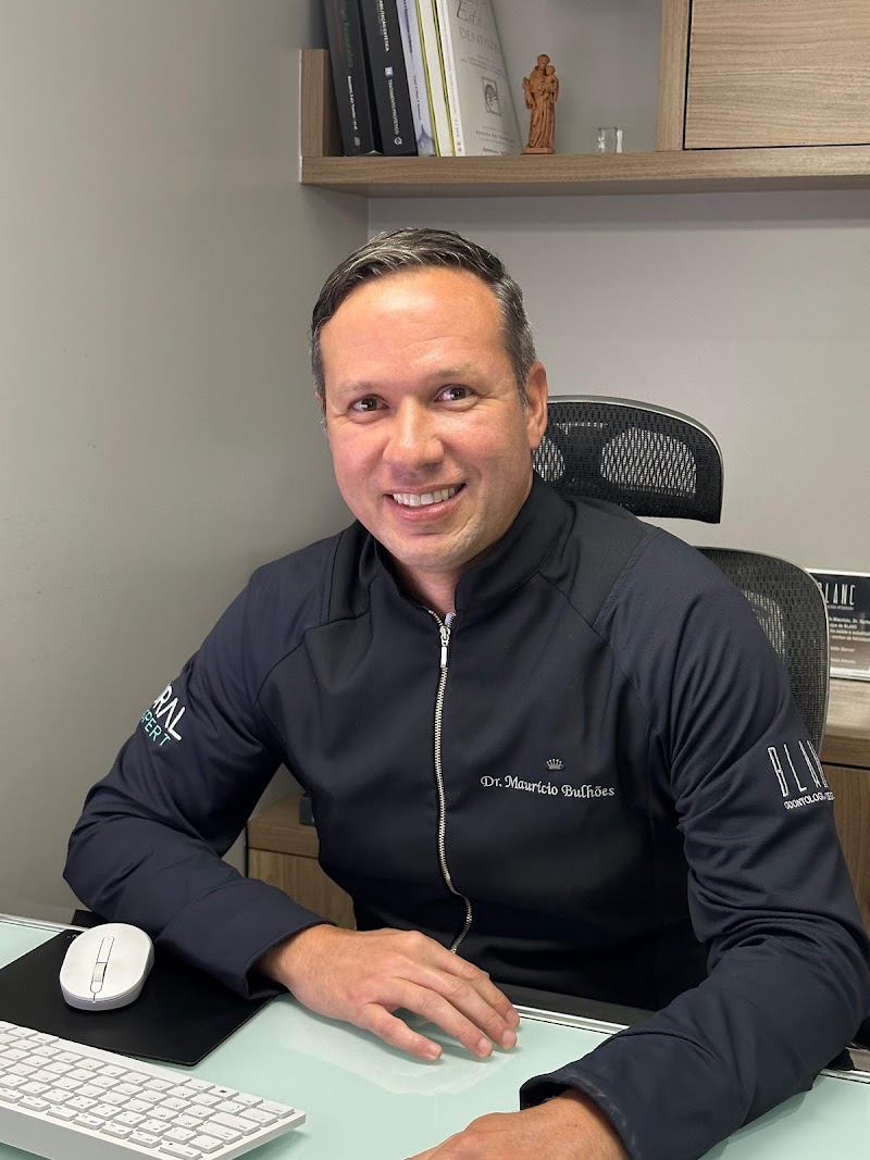 Dr. Maurício Bulhões - Implantes Dentários